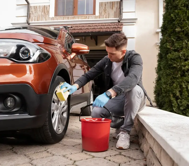 Lavage auto à domicile Bourmont-entre-Meuse-et-Mouzon : professionnel intervenant sur un véhicule